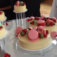 華やかで、味も美味しいウエディングケーキ