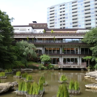 神社の庭園ないから披露宴会場を見た様子