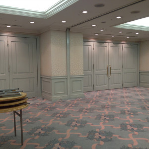 披露宴会場と列席者控え室の入り口と廊下|346998さんのThe Bankers Club(社団法人東京銀行協会 銀行倶楽部)の写真(34428)
