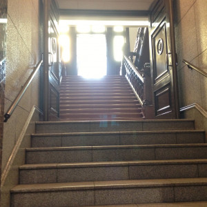 窓から差し込む光が綺麗な入り口の階段|346998さんのThe Bankers Club(社団法人東京銀行協会 銀行倶楽部)の写真(34417)