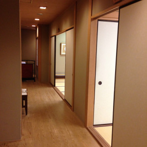 ブライズルーム、女性着替え室の廊下|346998さんのThe Bankers Club(社団法人東京銀行協会 銀行倶楽部)の写真(34424)