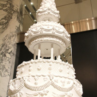 会場に映えるように高さのあるケーキにしました