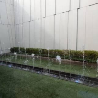 高砂川の外には噴水があります