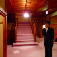 会場に入ってすぐに階段です。披露宴会場は階段の上です。