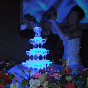 シャンパンタワーに光る液体を注いでいる様子です|349021さんのホテルニューオータニ長岡の写真(41918)
