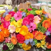 高砂のメイン装花です。とにかくカラフルに。