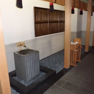 神前式場の入り口です、左側の格子木の様に見えるのはプレート