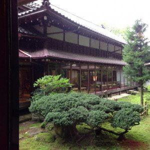 窓の外には小さな庭があります|350186さんの尾山神社結婚式場 金渓閣（営業終了）の写真(40043)
