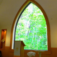 教会の窓から見える新緑がとてもキレイ！