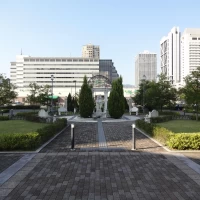 入口前の庭
