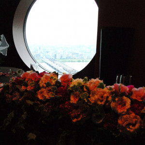 綺麗な景色と可愛い装花|351035さんの梅田スカイビル ブライダル Sanguの写真(43789)