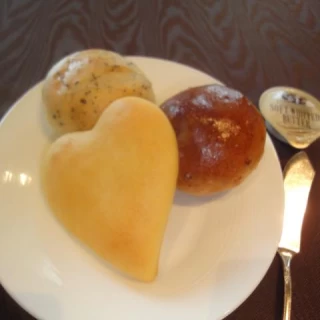 パンは6種類くらいの準備があるみたいです。温かくて美味しい！
