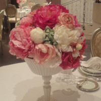 ピンクのあまい感じのテーブル装花