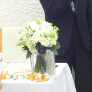 メインテーブルにブーケを飾って置いてあるのはおしゃれ！|351621さんのL`EGLISE鎌倉(レグリーズ鎌倉)の写真(46319)