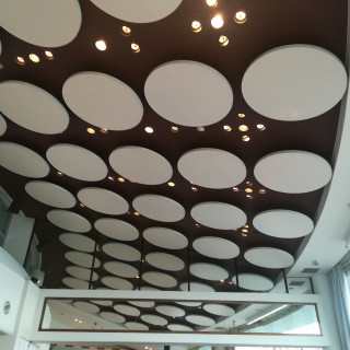 披露宴会場の天井。天井が高くて面白いデザイン