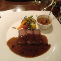 トリュフのソースがお肉によく合います
