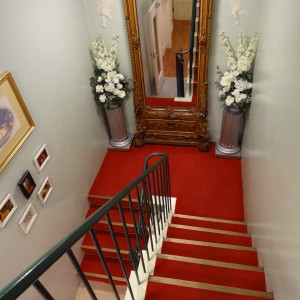 1階と地下を繋ぐ階段|353008さんの御苑チャペルの写真(47926)