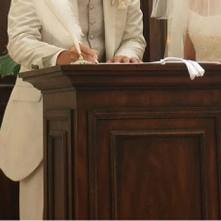 ここで結婚証明書にサインします。