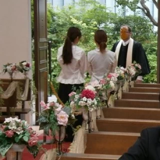 新郎新婦が入場する扉のバックには庭の緑ガ見えます。