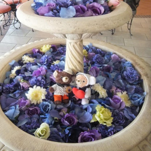 ロビーにある花で埋め尽くされた噴水。テーブルにも花がいっぱい|353514さんのガーデンクラブ ベルナールの写真(47041)