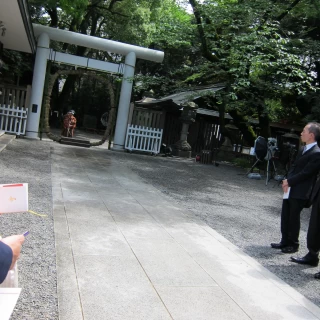 入場してくる新郎新婦とご親族。