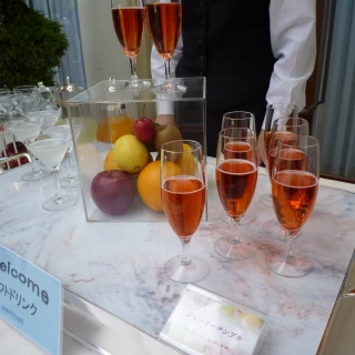 中庭にてウェルカムドリンク。一杯ずつサーブしてくれる。