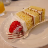 ウェディングケーキ切り分け