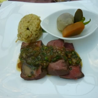 メインディッシュ。牛フィレ肉のグリエ和風香草ソース。