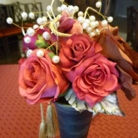 ロビーのテーブルの装花です。