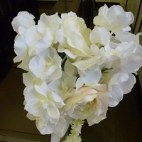 チャペルの椅子の装花です。