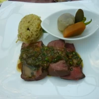 メインディッシュ。牛フィレ肉のグリエ和風香草ソース。
