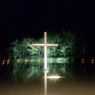 夜の水の教会です。十字架が水面に映りとてもきれいです。