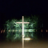夜の水の教会です。十字架が水面に映りとてもきれいです。