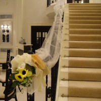 階段もお花やチュールで演出されてました。