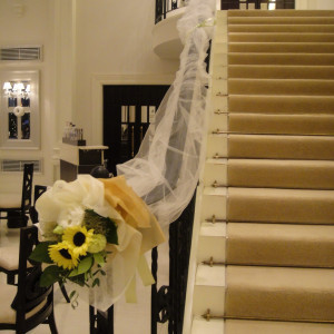階段もお花やチュールで演出されてました。|356181さんのガーデンクラブ迎賓館(四日市)（ウエディング取扱終了）の写真(51413)