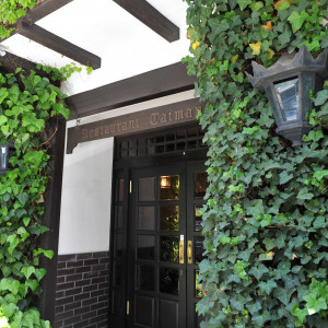 緑の葉に覆われた西洋の洋館風の建物入口|356263さんの鯛萬の写真(51693)
