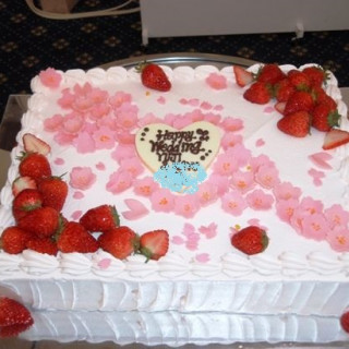 桜モチーフのケーキ。市内人気菓子店のもの。