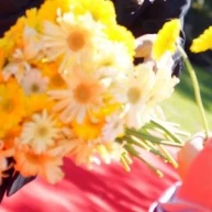 新郎がブーケ用に花を集める