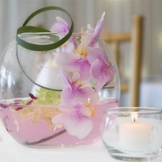 各テーブルに用意されたお花とキャンドル