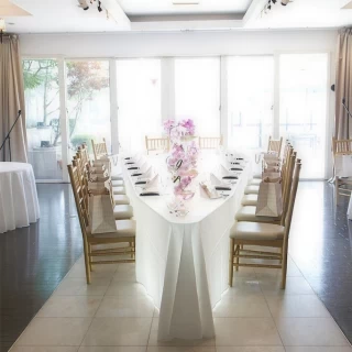 シズク型のテーブルの奥の窓の外で挙式しました