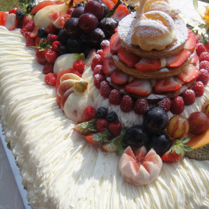 スワンのシュークリームや果物もいっぱいで豪華なケーキ。|357728さんの神石高原ホテル サンワの森の写真(55778)