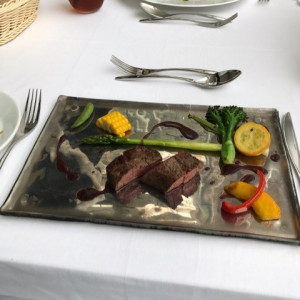 柔らかい肉料理は絶品。色とりどりの高原野菜も美味しいです。|357755さんの軽井沢ニューアート ウエディング 風通る白樺と苔の森チャペルの写真(483932)