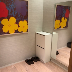 大きな鏡が設置されている花嫁控室。|357755さんの軽井沢ニューアート ウエディング 風通る白樺と苔の森チャペルの写真(487178)
