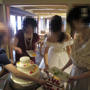 ウェディングケーキは新婦と友人たちで飾り付け|357956さんのパリサンクの写真(69165)