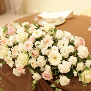 白を基調とした装花。ピンクのガーベラを散りばめました。|358283さんの仙台ゆりが丘マリアージュアンヴィラの写真(57424)