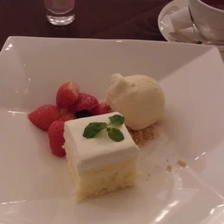 ウエディングケーキを取り分けたもの
