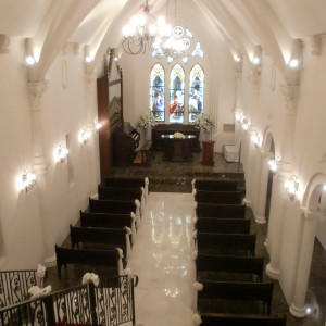 大階段上からの眺め。白い壁と天井が広がる空間へと降りる。|358370さんのマリアグレース北山貴賓館（N style wedding）（ウエディング取扱終了）の写真(89096)