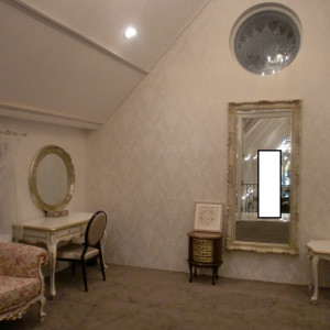 大階段上にある新婦控室|358370さんのマリアグレース北山貴賓館（N style wedding）（ウエディング取扱終了）の写真(89095)