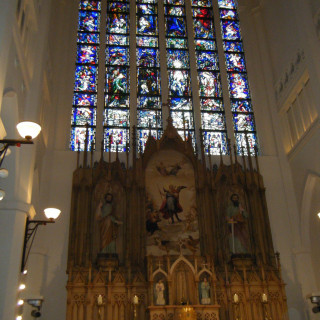 教会内の大きなステンドグラス