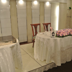 メインテーブルとケーキ台|358596さんの横浜国際ホテルの写真(65628)